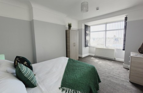 College Avenue , Mutley, PL4 7AN